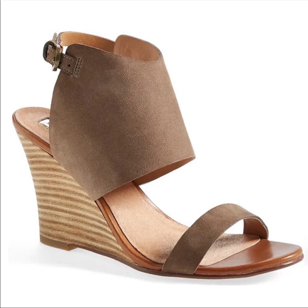 Halogen Clarette Suede Wedge Sandal Taupe Size 6.5